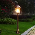 Elegáns Kerti Oszlop, Barna, 100 cm Magas – Esztétikai Megoldás Külső Világításhoz, DM1038 Modell